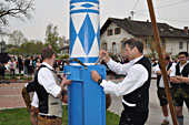 Maibaumaufstellen in Soyen am 30.04.2022