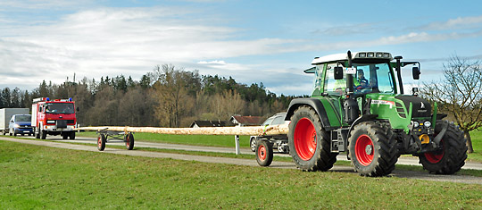 Transport des neuen Maibaums Kirchreit